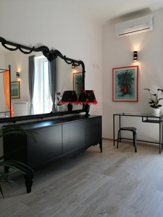Love Mirrors And Flowers - Affitti Brevi Italia Bari Exterior foto